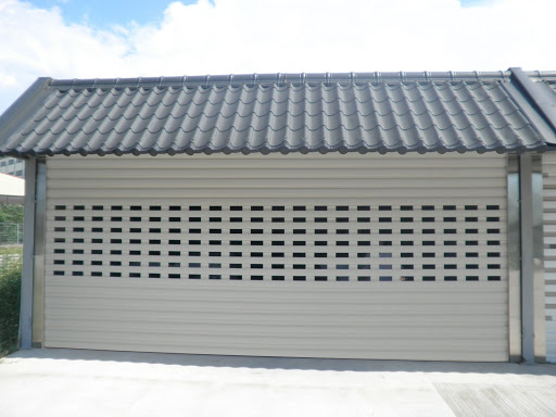 Nên chọn mua cửa cuốn khe thoáng hay cửa cuốn tấm liền